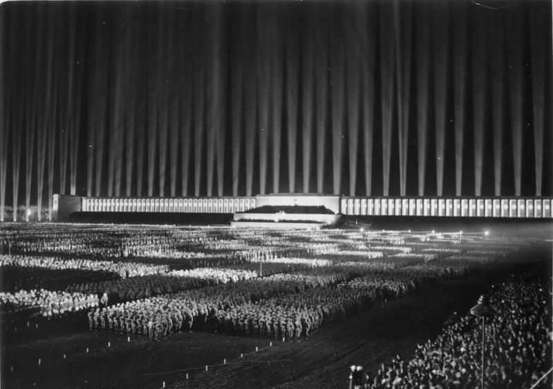 Illustration for article titled Así era la descomunal catedral del nazismo: un edificio de luz en el que el reich escenificaba sus mayores eventos